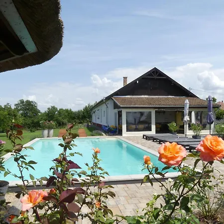 Bed & Breakfast Tisza White House Tiszaszolos