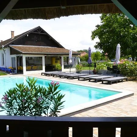 Tisza White House Bed & Breakfast *